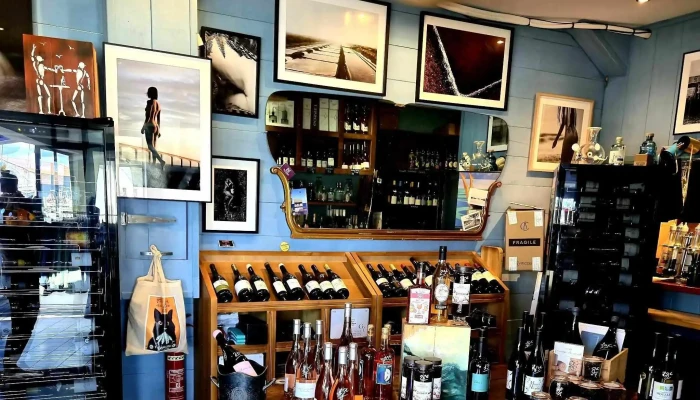 Le V, Port d’ Ars : Cave, Bar à Vins, Huîtres & Tapas - Ars-En-Ré