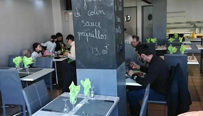 Restaurant A Table Atmosphere - Artix