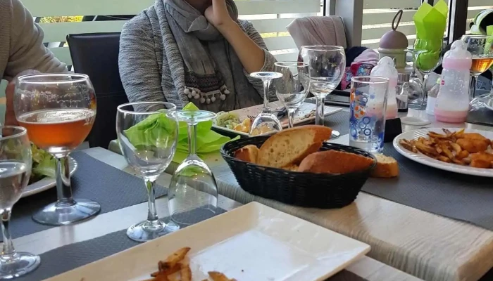 Restaurant A Table Plats Et Boissons - Artix